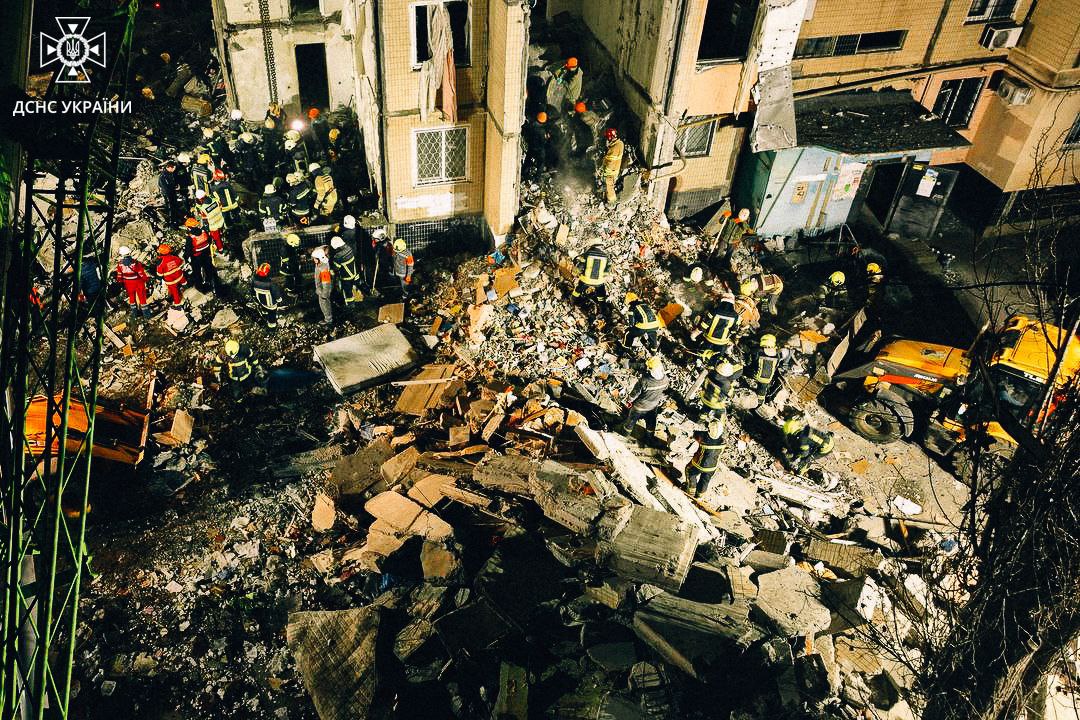 Спасатели обнаружили под завалами тело восьмого человека.