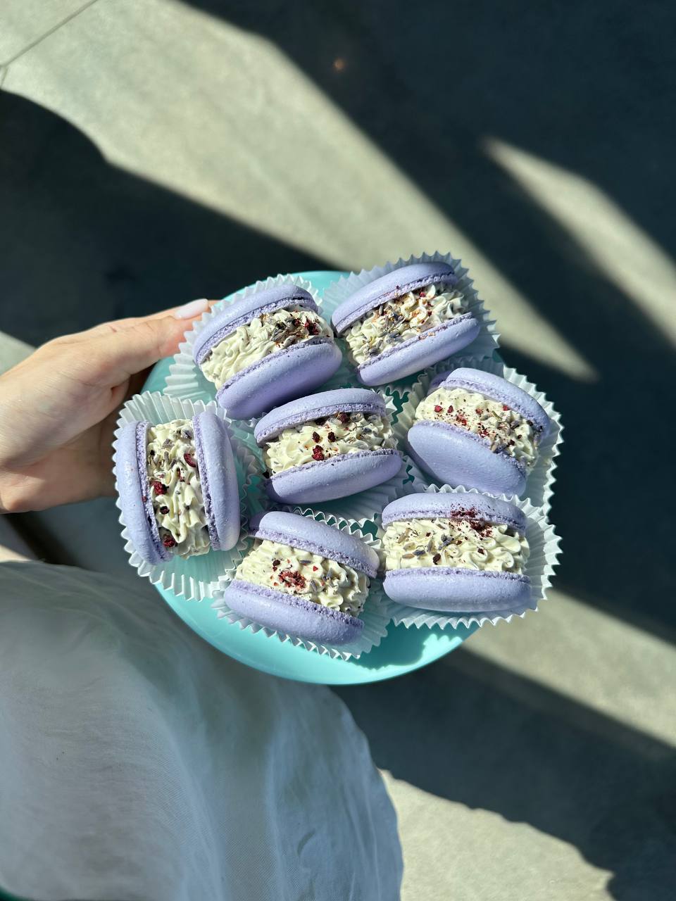 Лавандово-смородиновые макаронсы в Macarons Boutique.