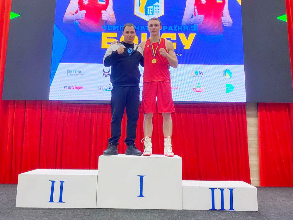 Золотой призер чемпионата Украины по боксу (U-22) Максим Молодан с тренером Игорем Юрескулом.