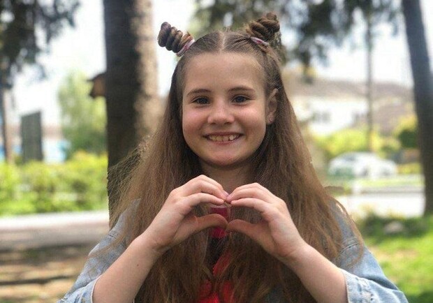 10-річна одеситка Маша плете тактичні браслети для захисників України.