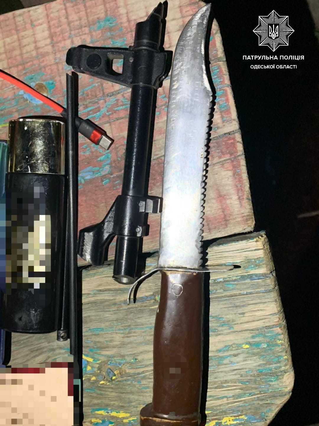 В Одессе задержали пьяного мужчину, который бил автомобили топором.