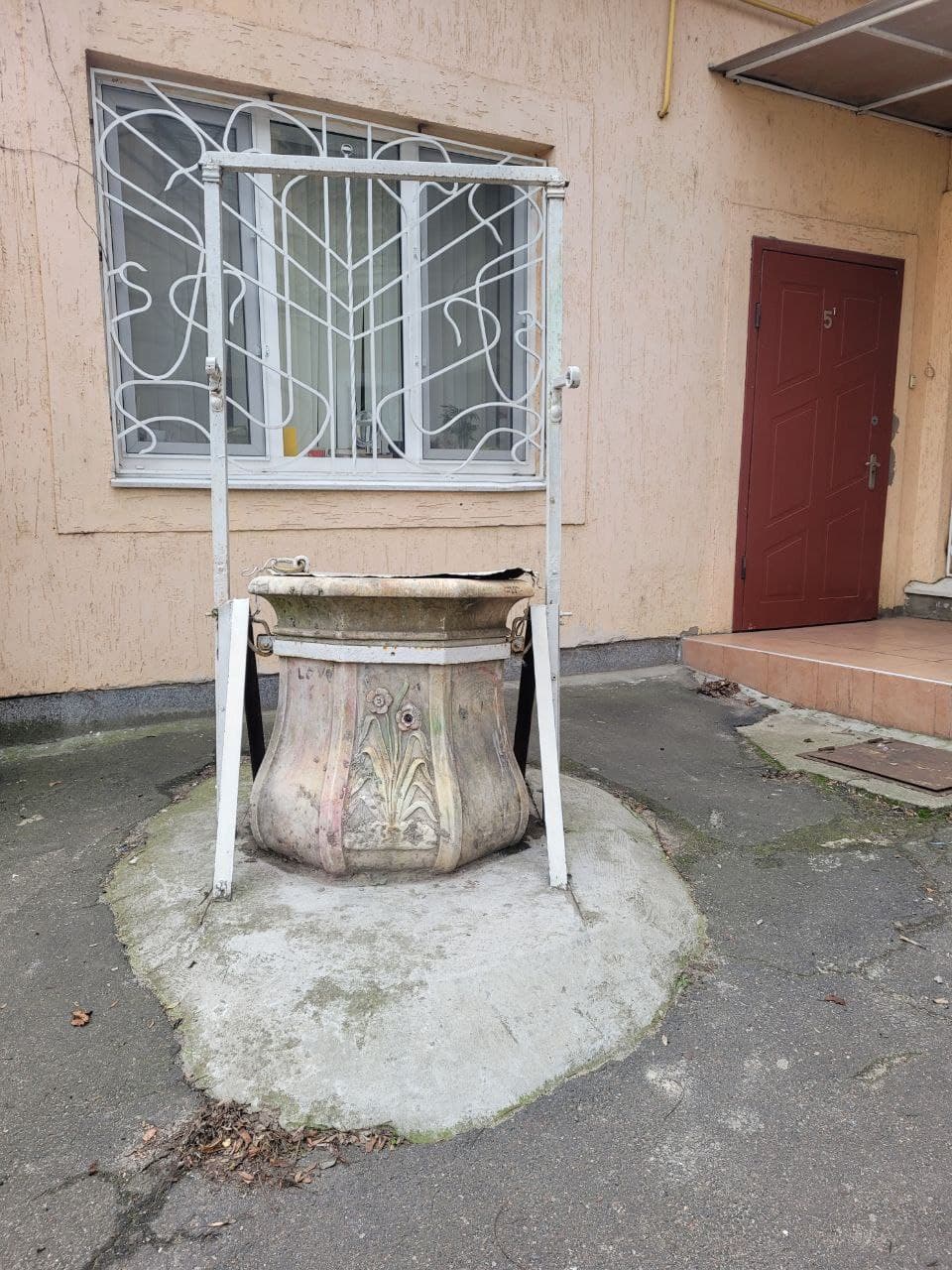 Мраморный оголовок на улице Мечникова, 42.