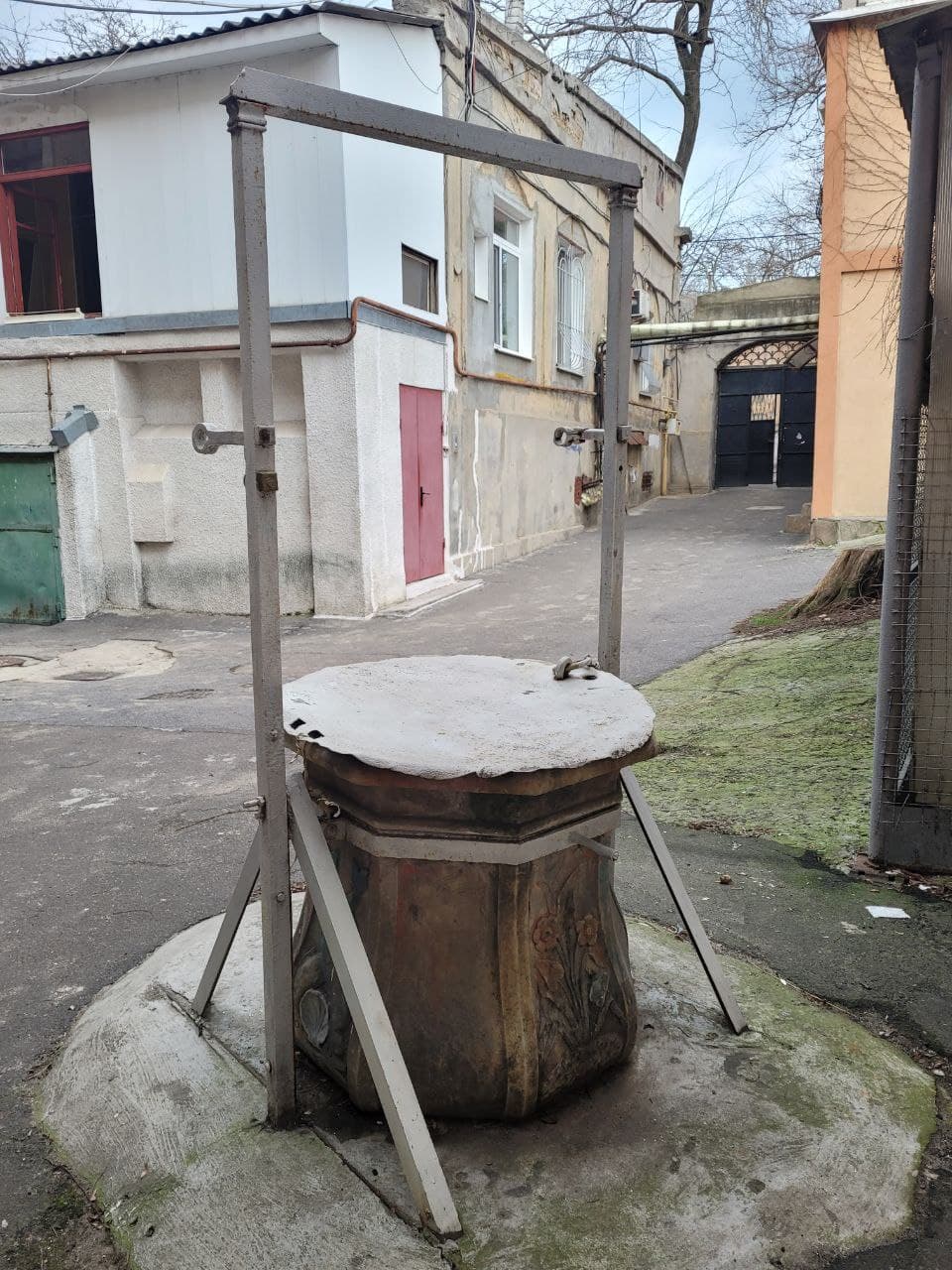 Мраморный оголовок на улице Мечникова, 42.