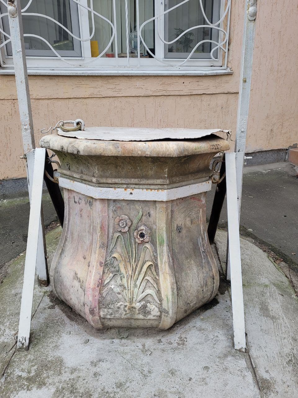 Мраморный оголовок на улице Мечникова, 42.