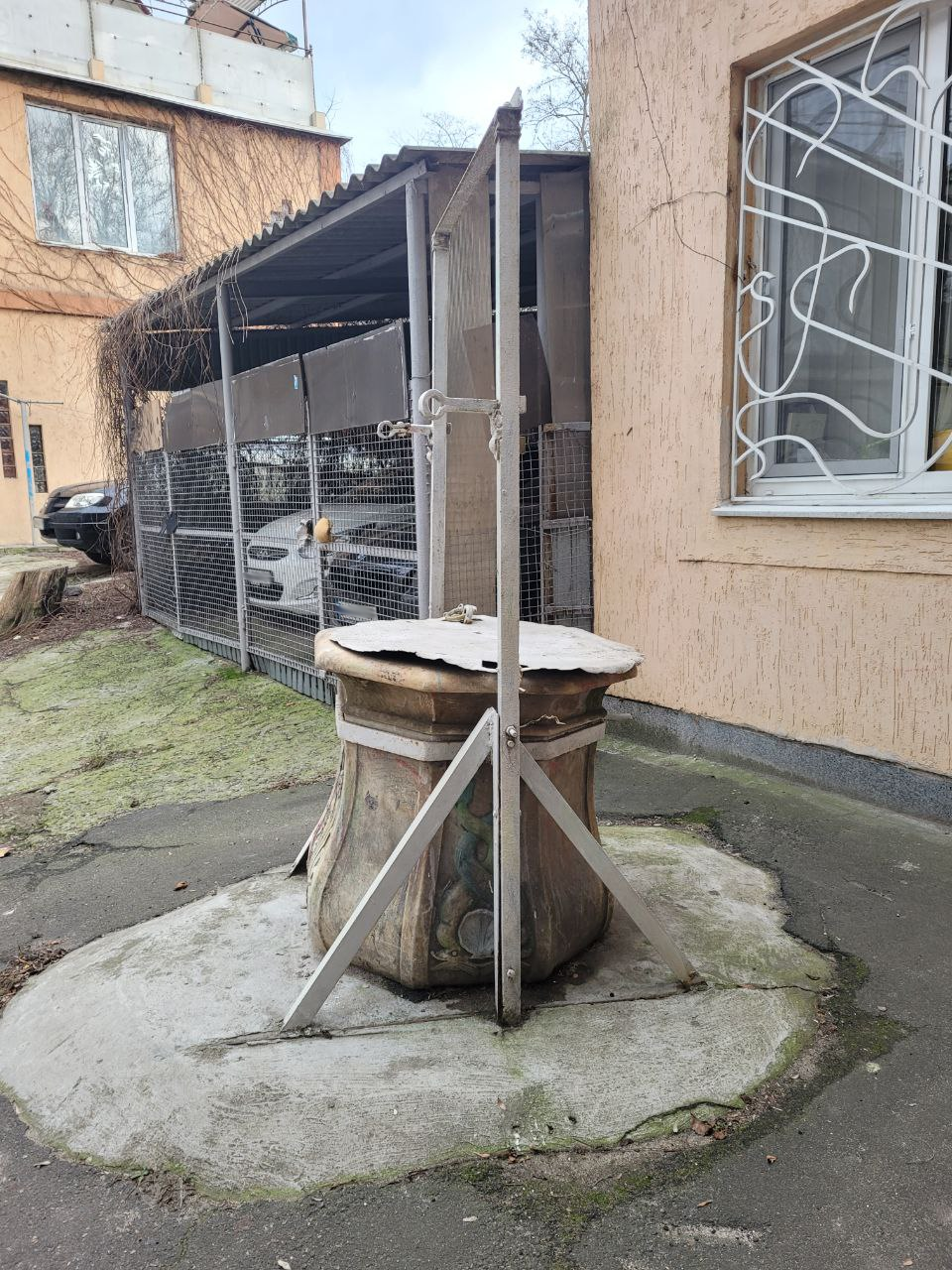 Мраморный оголовок на улице Мечникова, 42.