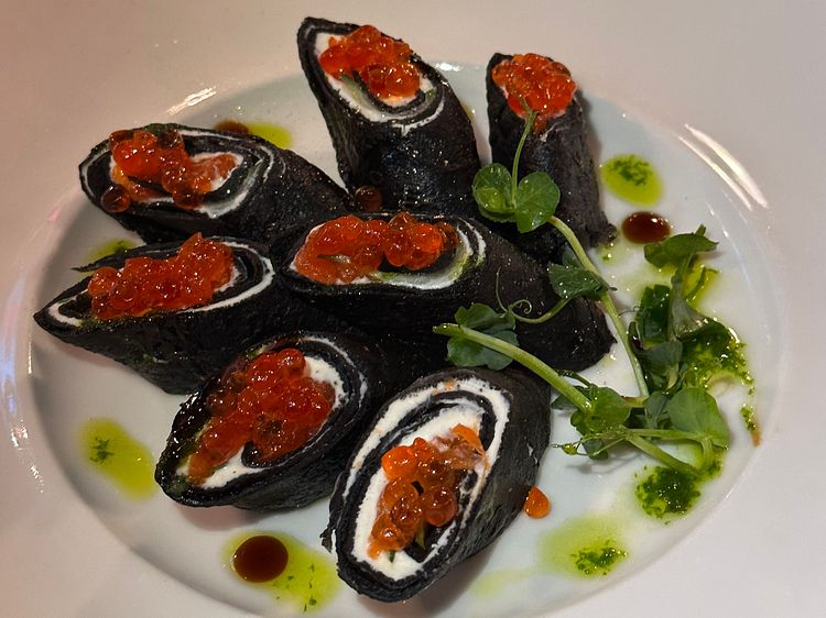 Блины с чернилами каракатицы в ресторане Monaco.