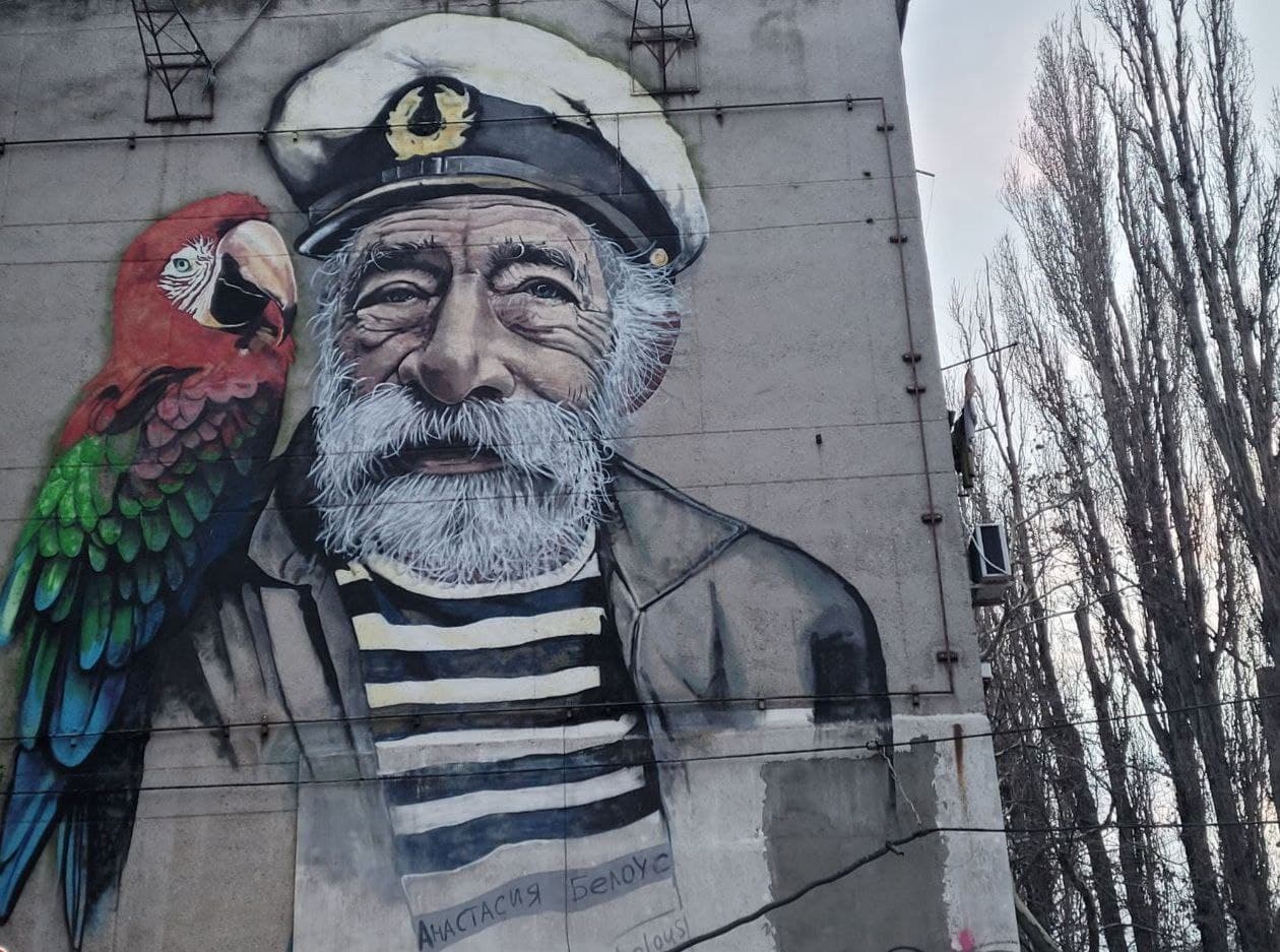 Мурал "Моряк з папугою".