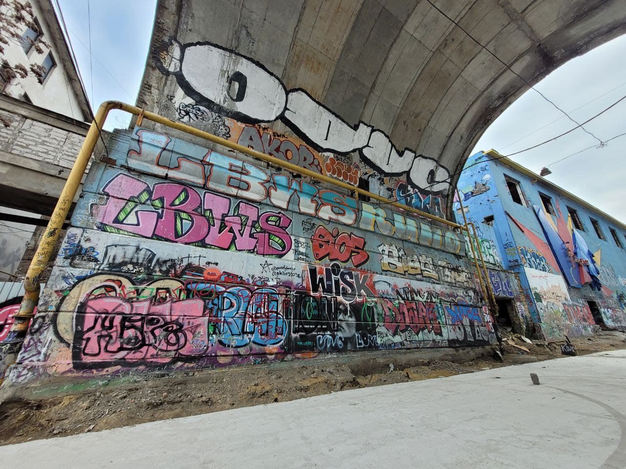 Графіті на Строганівському мосту.