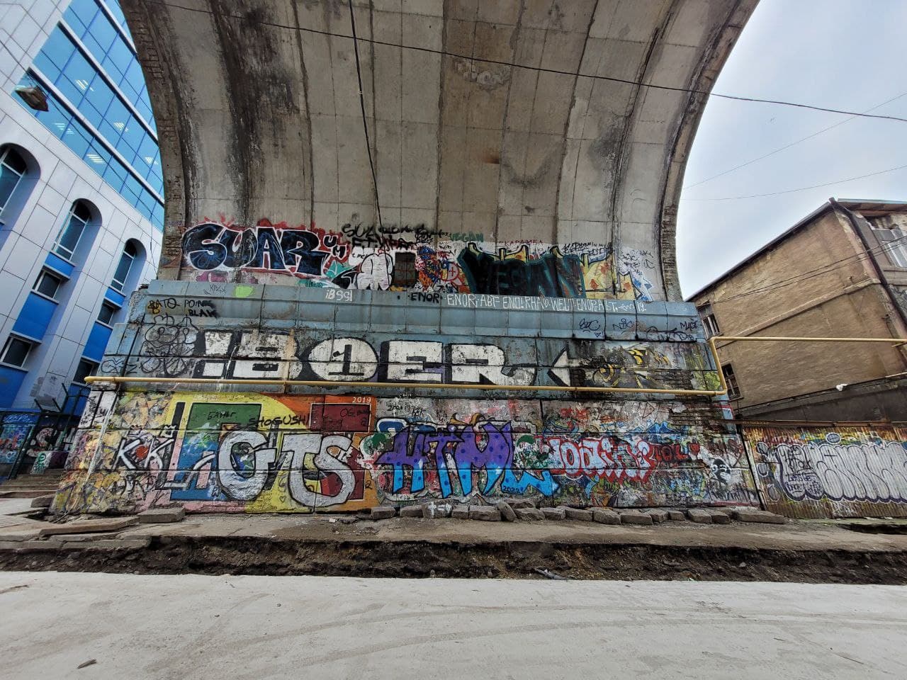 Граффити на Строгановском мосту.