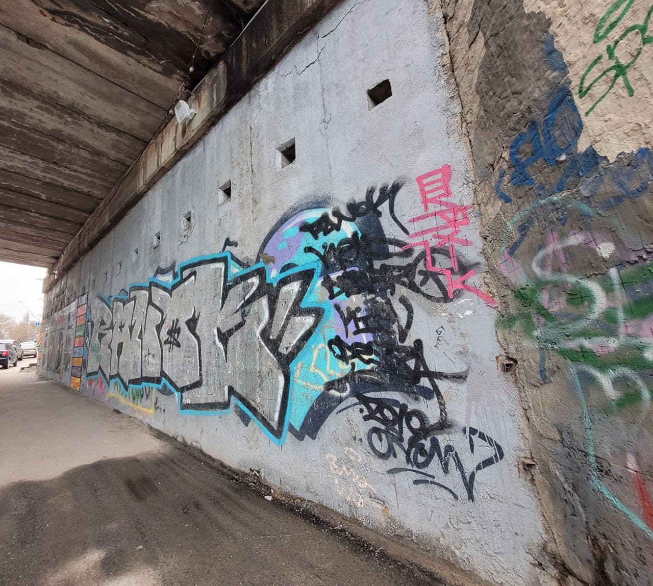 Граффити на Строгановском мосту.