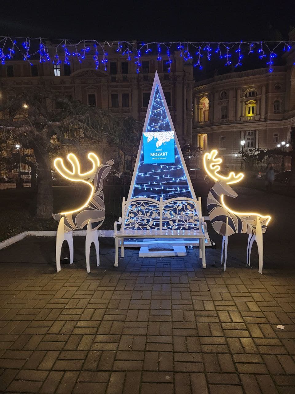 Новогодняя инсталляция возле гостиницы "Моцарт".