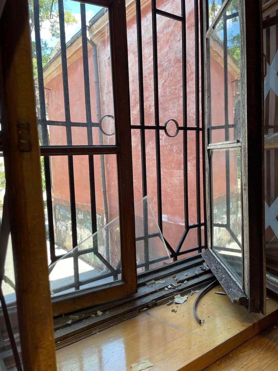 В здании Одесского художественного музея взрывной волной выбило стекла.