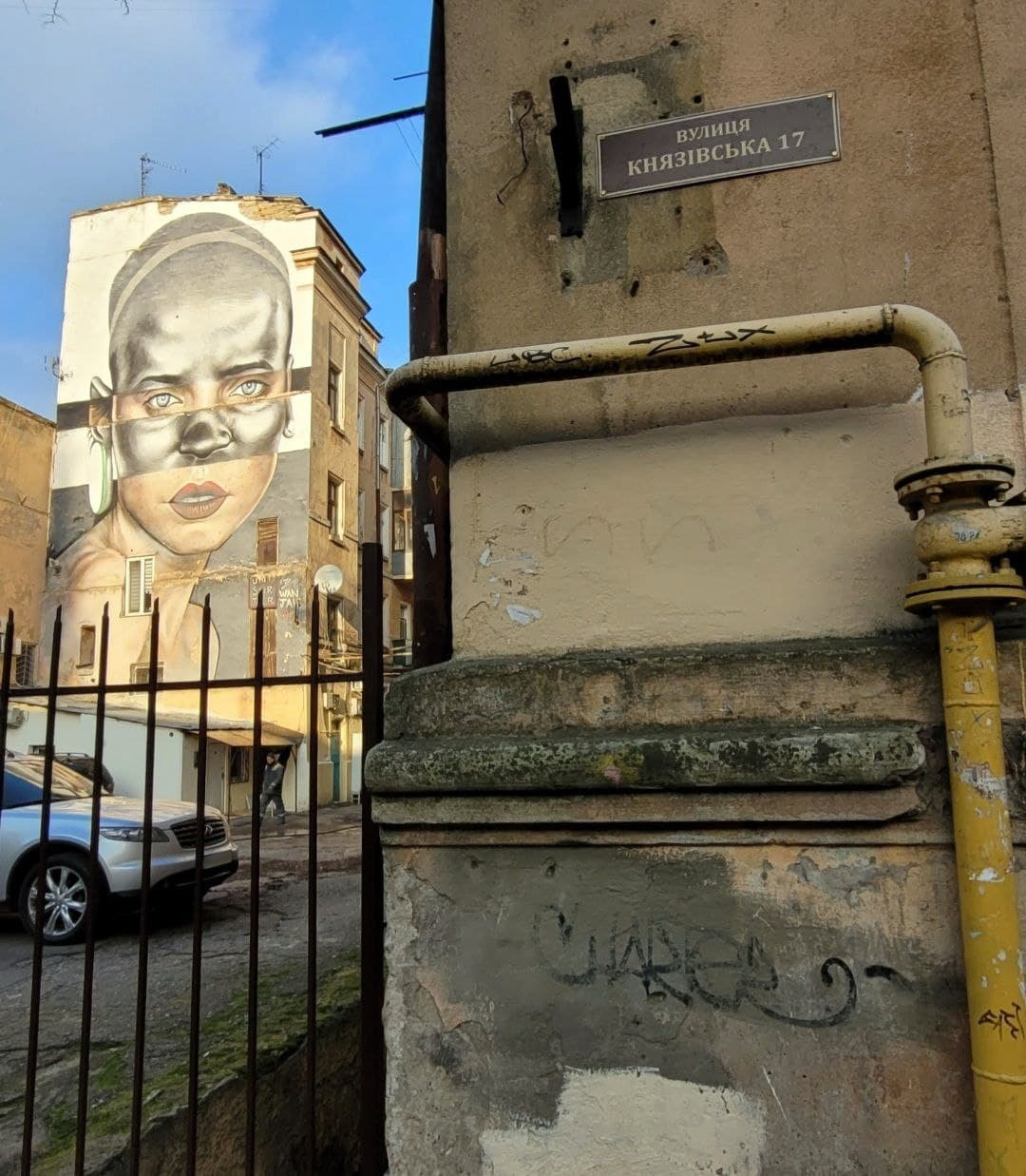 Интернациональный мурал на улице Княжеской.
