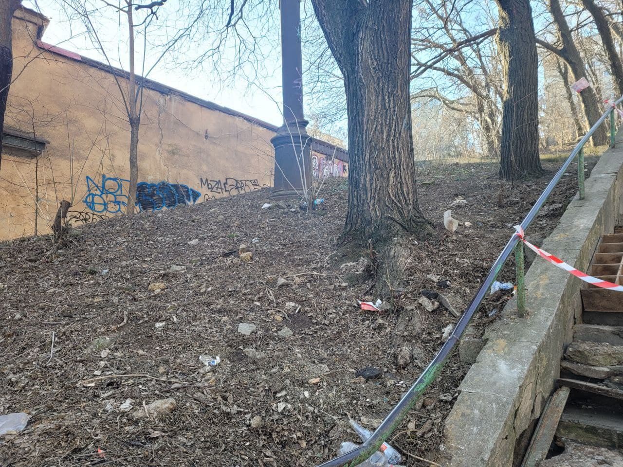 Склоны по бокам лестницы