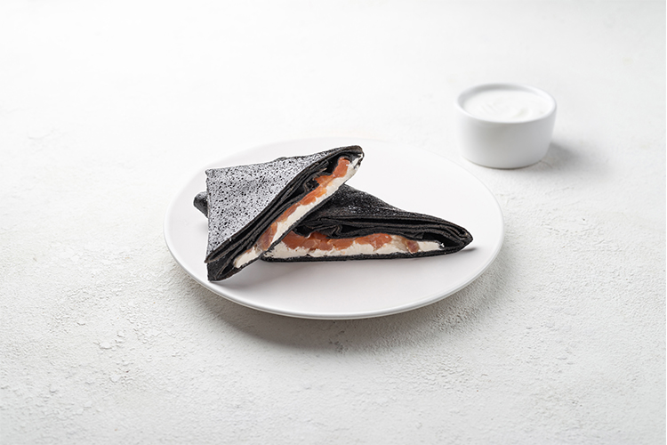 Налистники з лососем та сиром філадельфія.