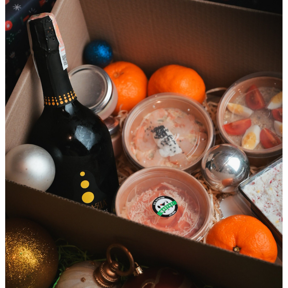 Новогодний набор закусок от ресторана "Щастье".