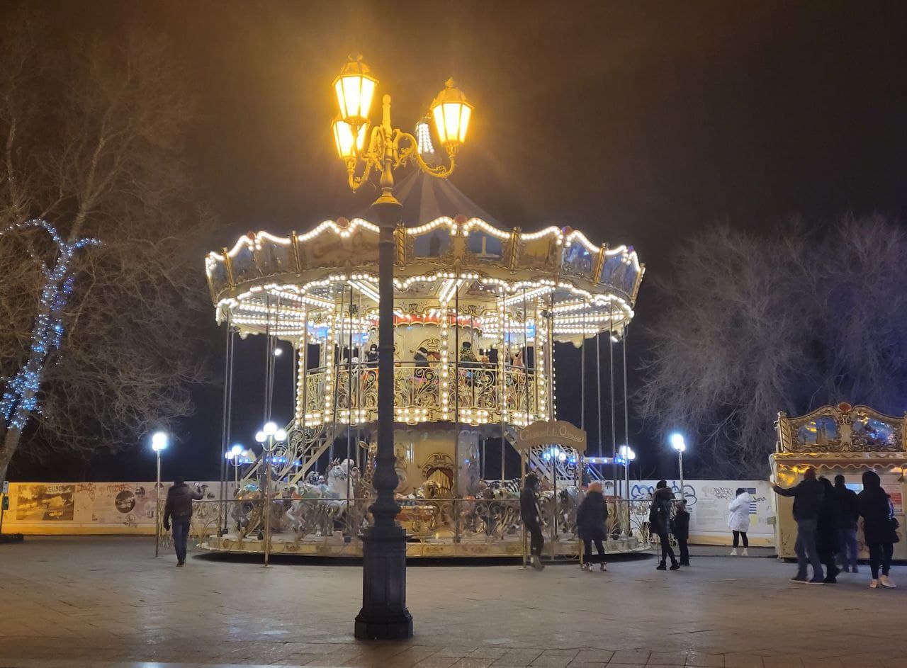 Новогодняя карусель на Приморском бульваре.