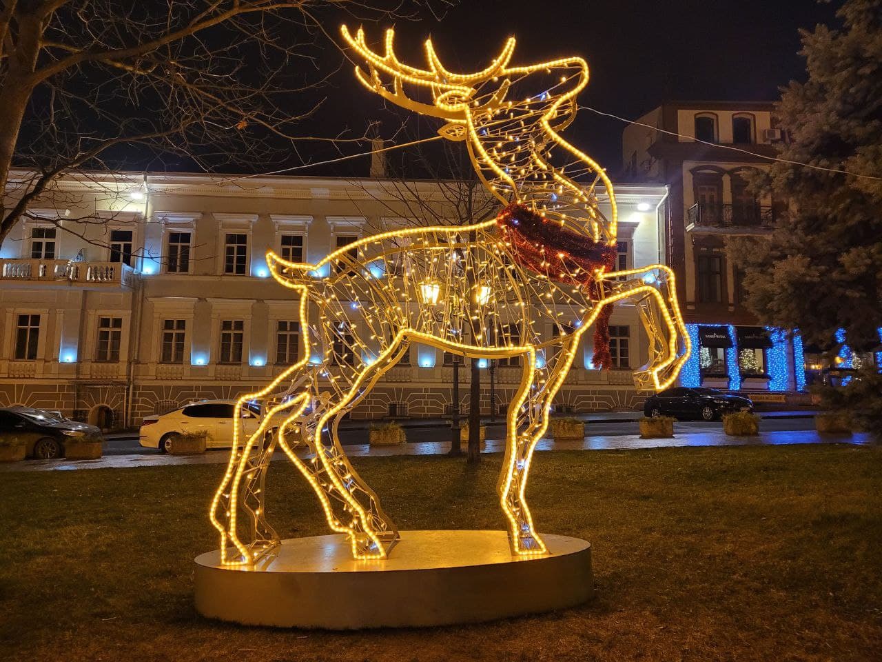 Инсталляции возле Оперного театра.