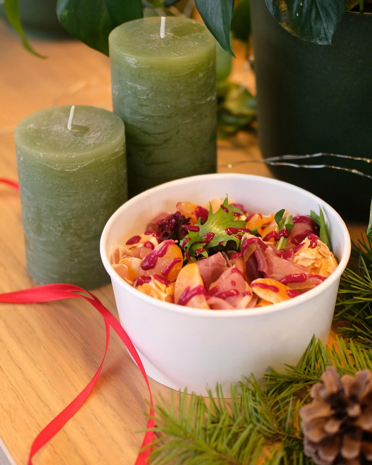 Салат с прошутто и мандаринами от службы доставки "Вилки-палки".