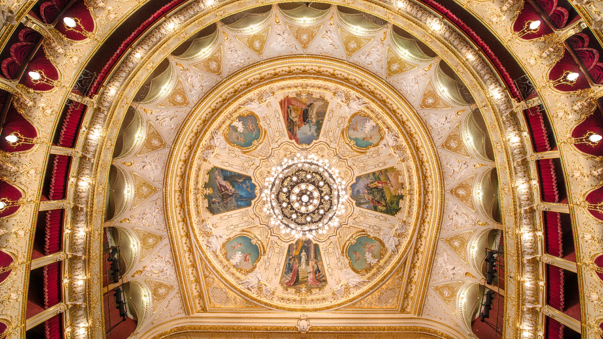 Оперный театр.