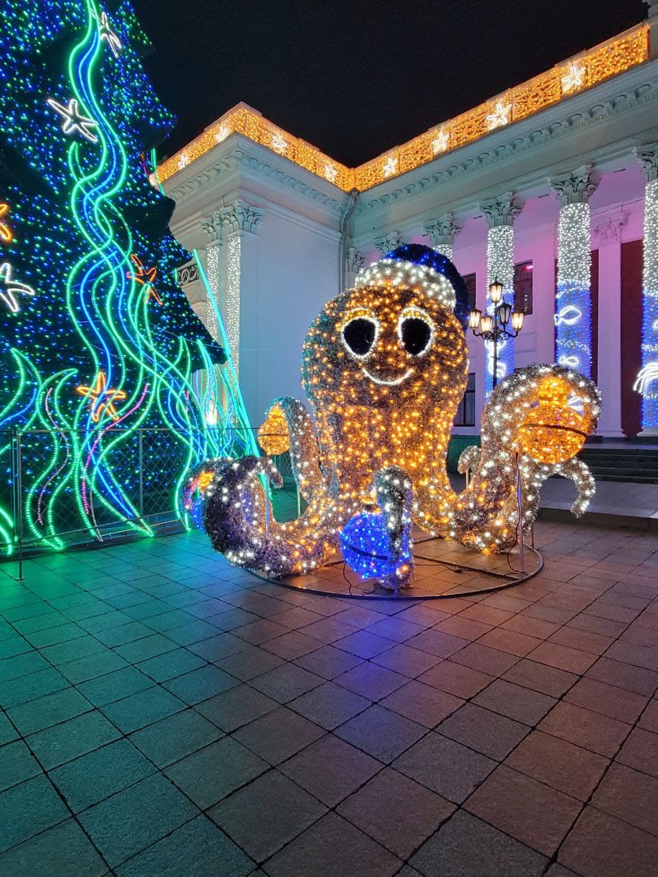 Елка и осьминог на Думской площади.