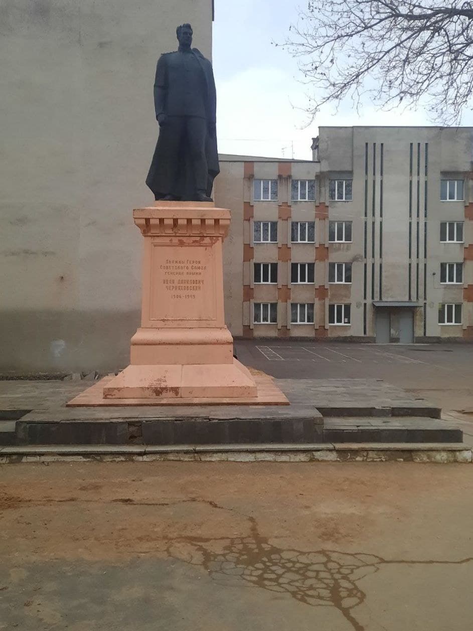 Памятник генералу армии Ивану Черняховскому.