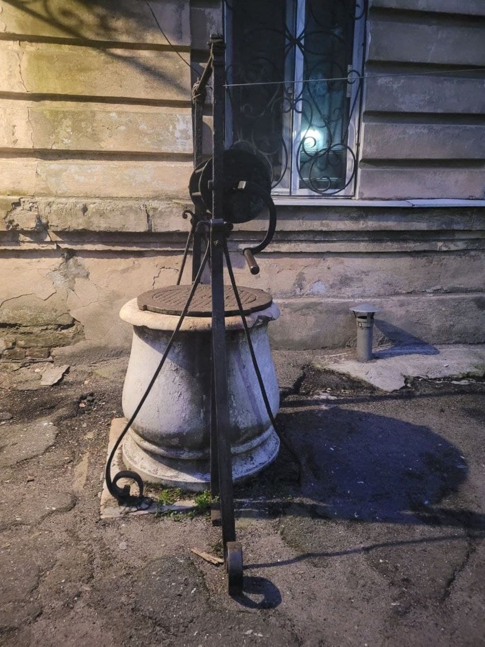 Мраморный оголовок на улице Пастера, 10.