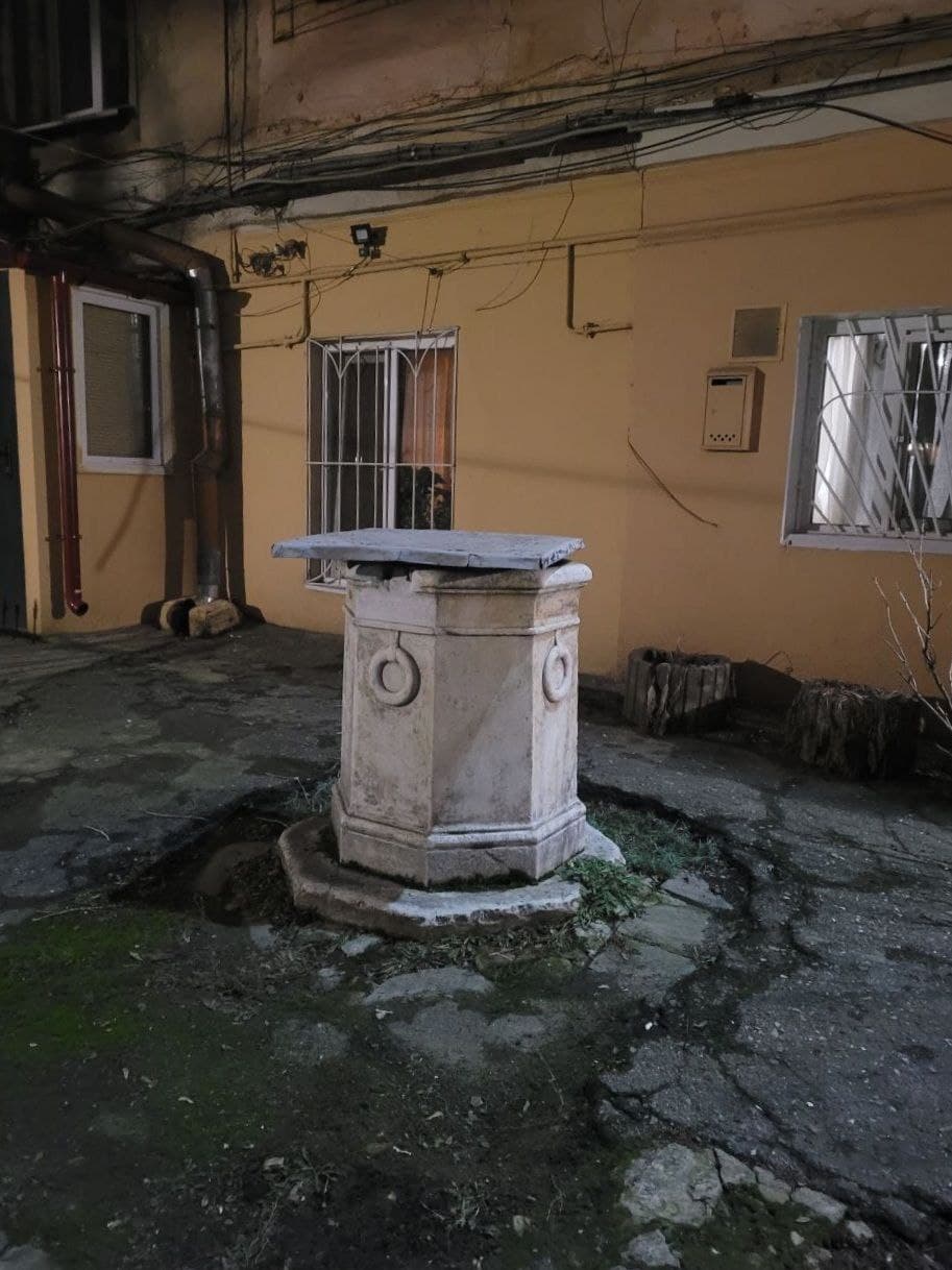 Мраморный оголовок на Пастера, 17.