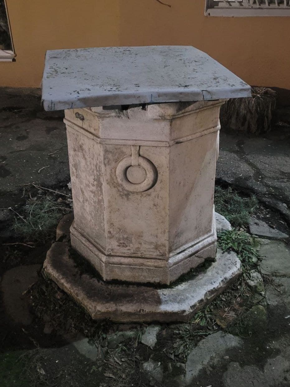 Мраморный оголовок на Пастера, 17.