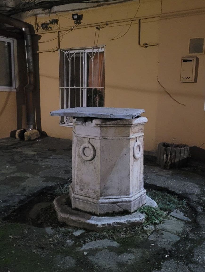 Мраморный оголовок на Пастера, 17.