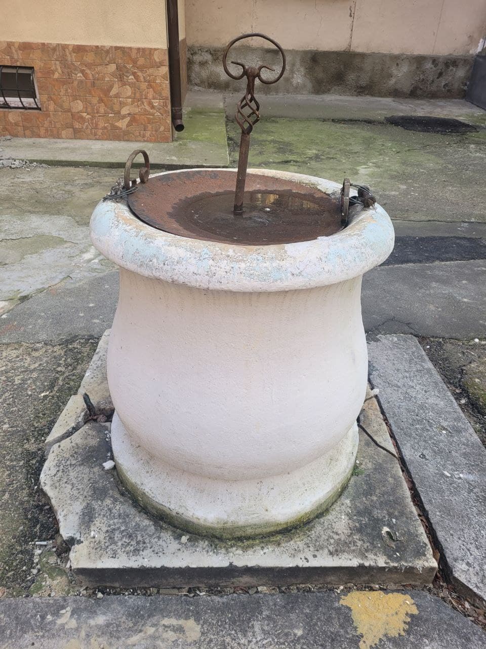 Мраморный оголовок на улице Пастера, 19.