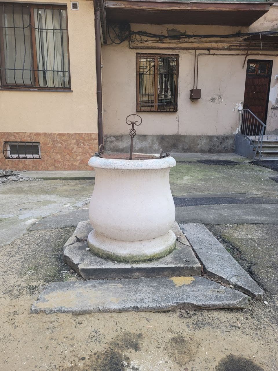 Мраморный оголовок на улице Пастера, 19.