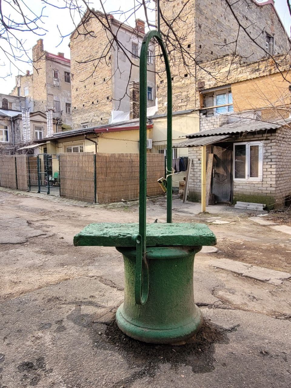 Чугунный оголовок на улице Пастера, 38.