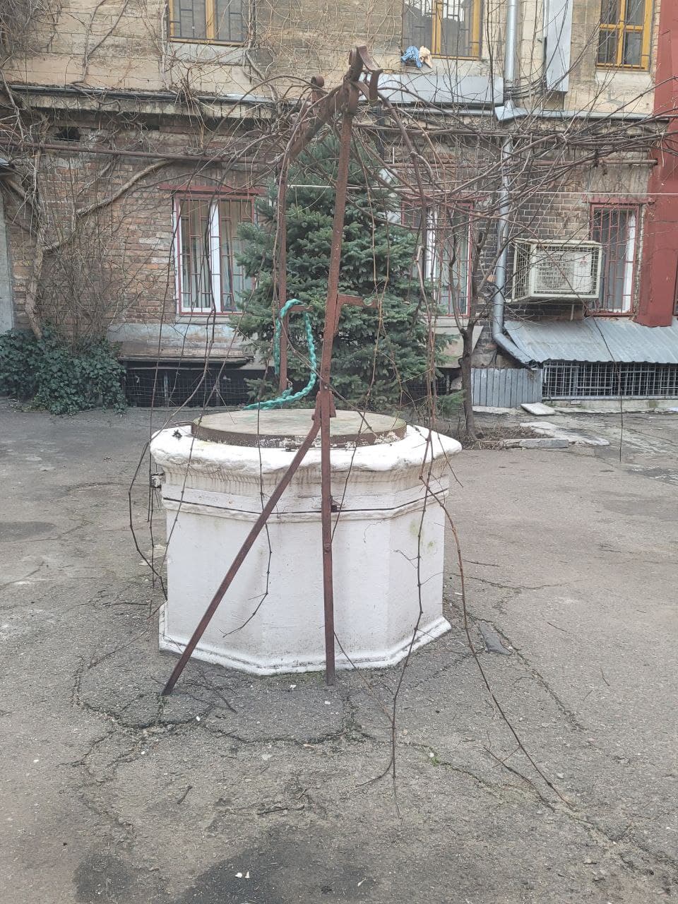 Мраморный оголовок на улице Пастера, 62.