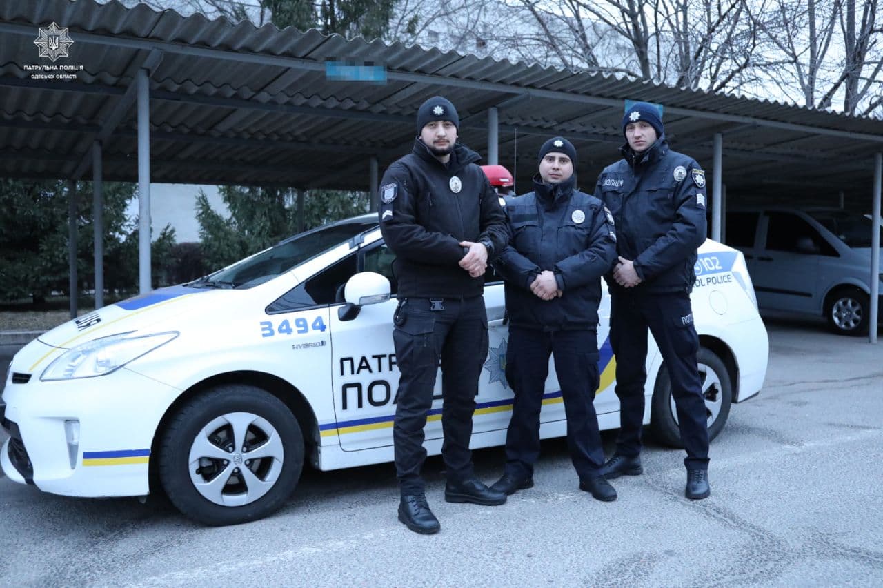 В Одесі патрульні врятували чоловіка, який заліз на металеву конструкцію.