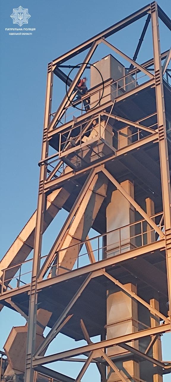 В Одессе патрульные спасли мужчину, который забрался на металлическую конструкцию.