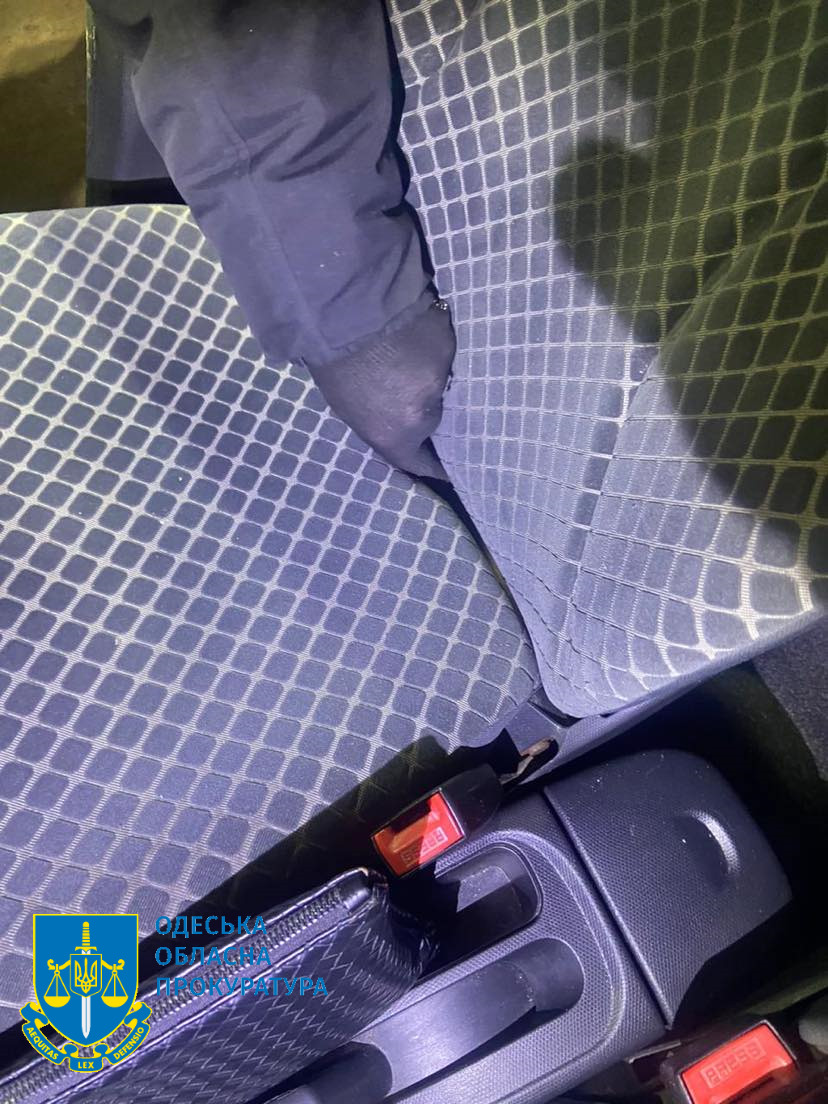 Іноземці намагалися вивести з Одеської області до Молдови 1,2 кілограма PVP.