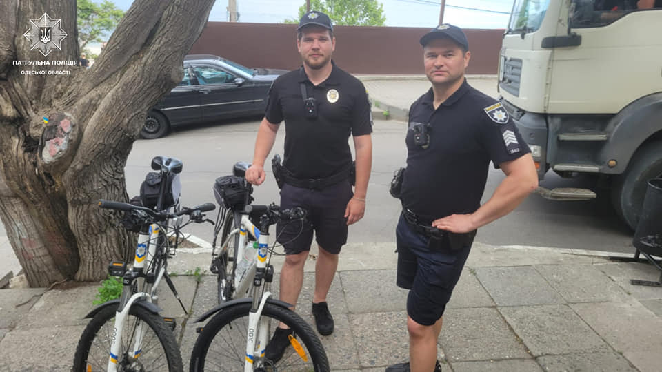 В Одесі жінка закрила собаку в машині та пішла до ресторану.