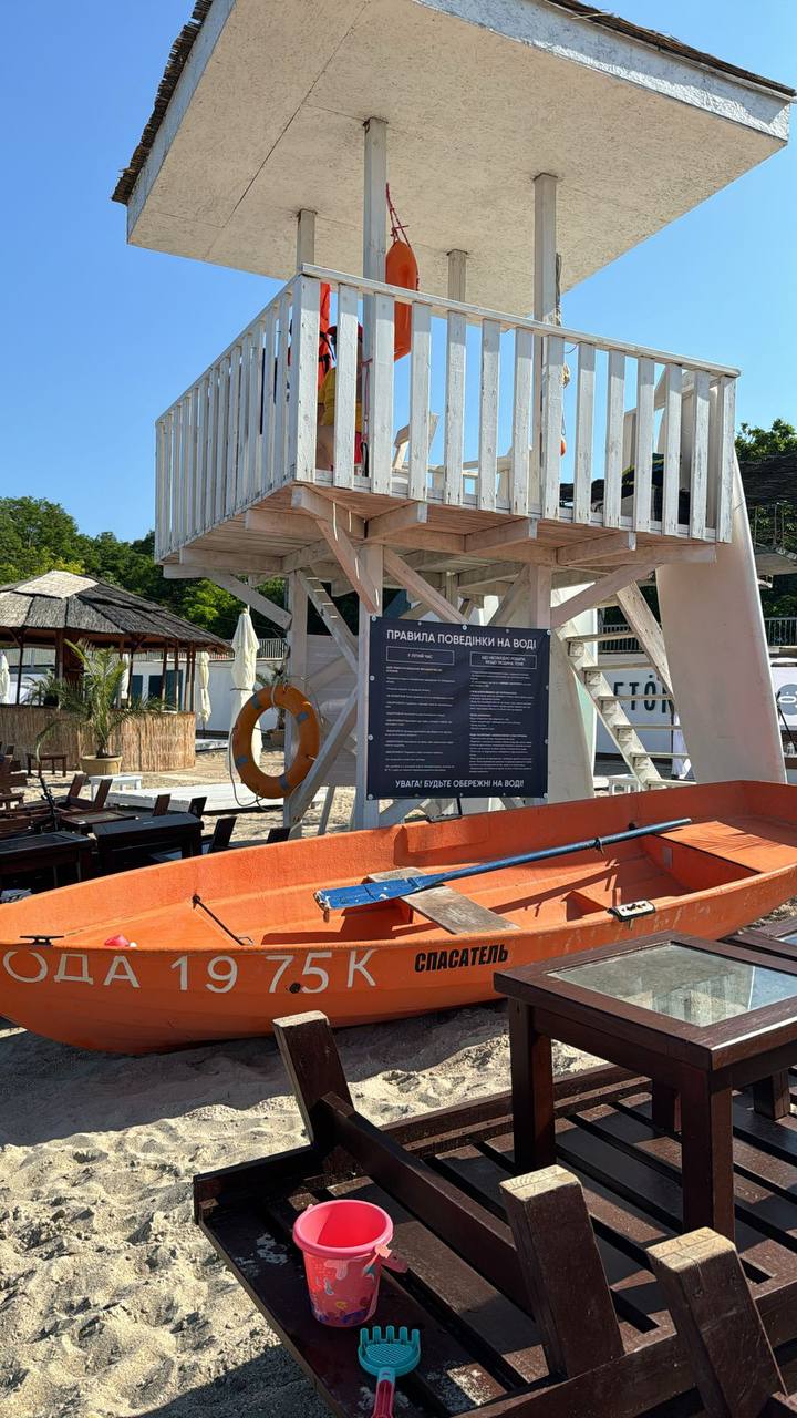 В Одесі відкрили для відпочивальників перший пляж.