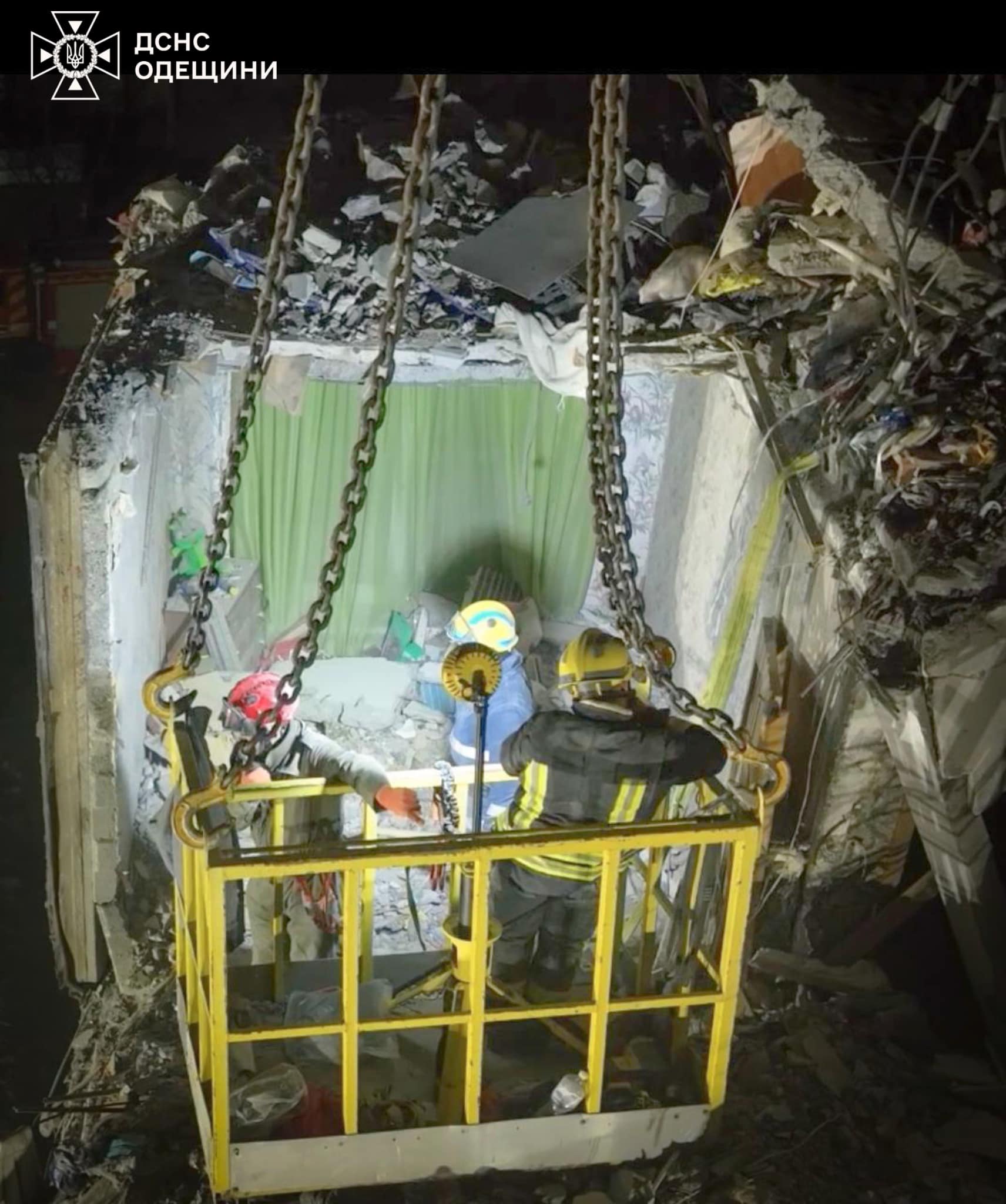 Рятувальники деблокують з-під завалів тіло восьмирічної Злати. || Фото: || Фото: facebook.com/DSNSODE