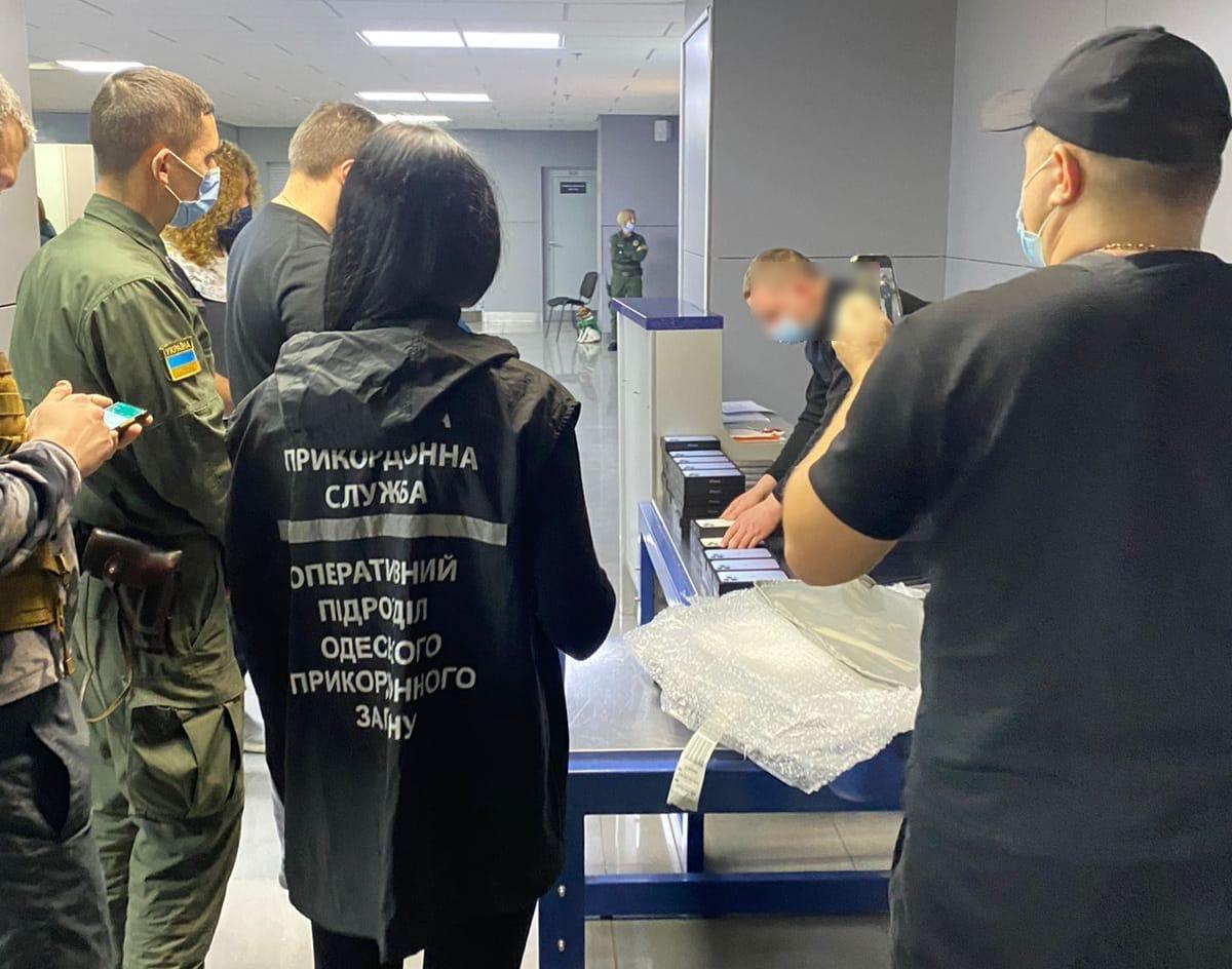 В аэропорту "Одесса" пограничники изъяли партию контрабандных гаджетов.