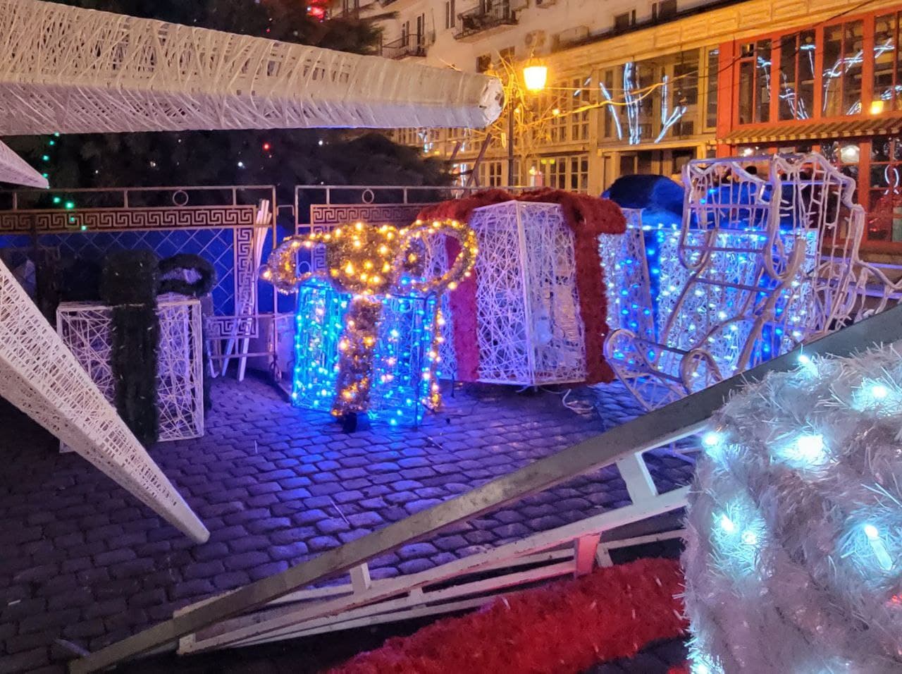 Подарки под елкой на Дерибасовской.