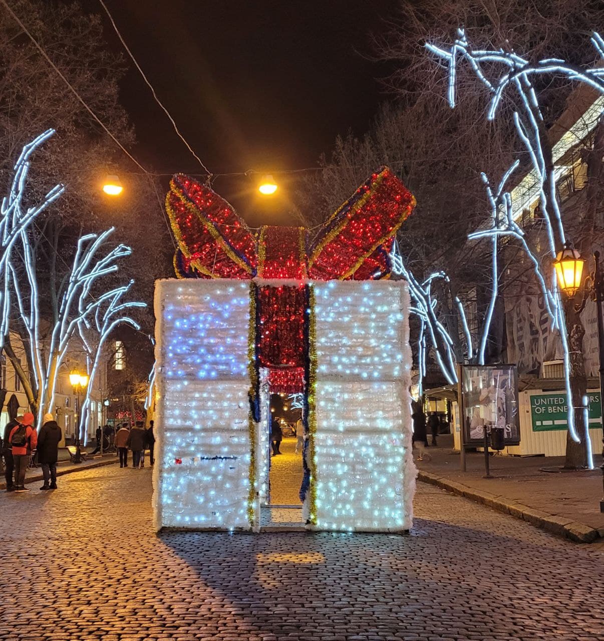 На Дерибасовской появилась фотозона в виде гигантского подарка.