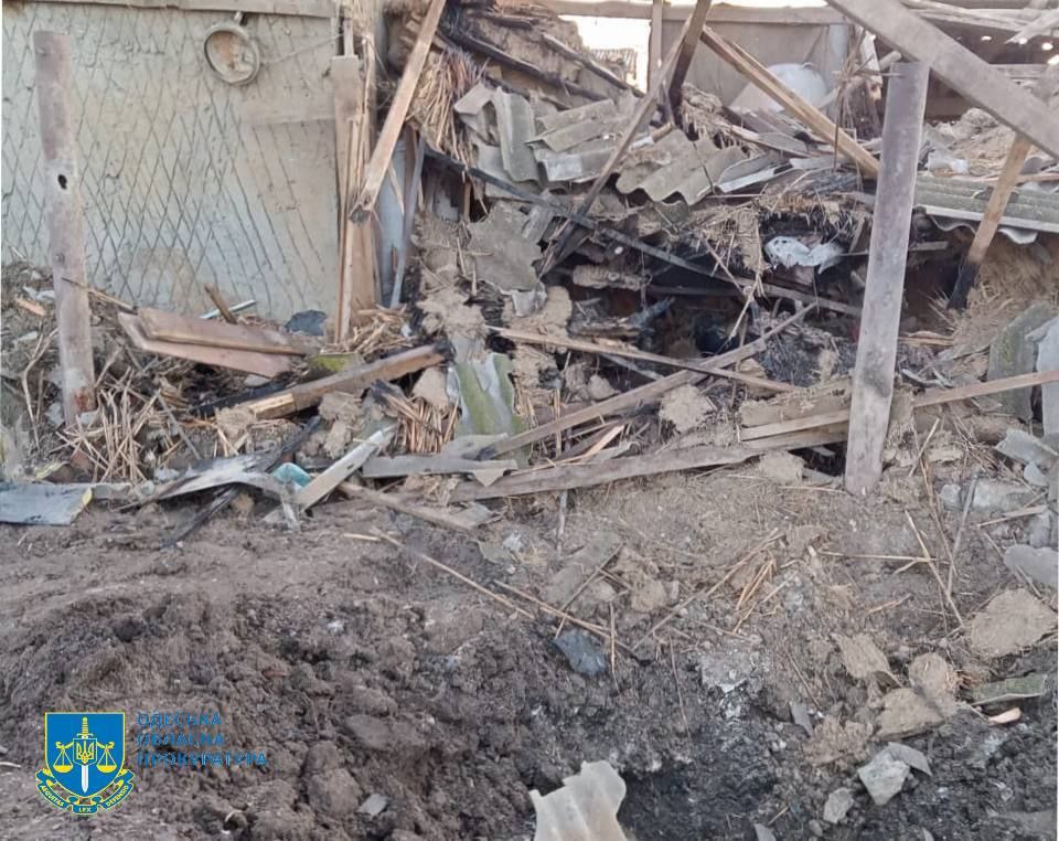 Разрушение в результате обстрелов Одесской области ночью 17 января 2025 года.