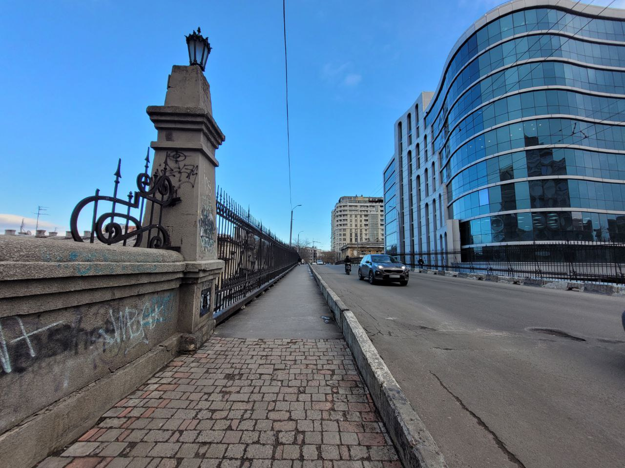 Проїжджа частина Строганівського мосту.