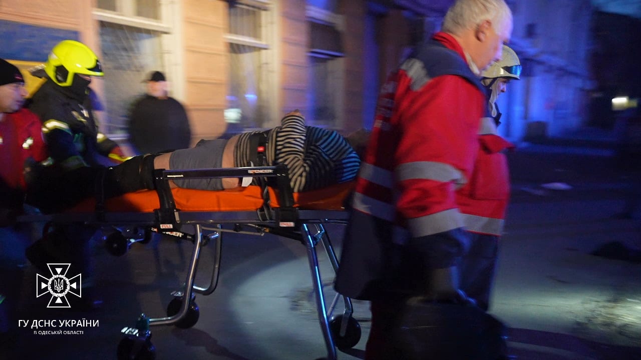 Во время пожара на улице Прохоровская представители ГСЧС спасли мужчину.