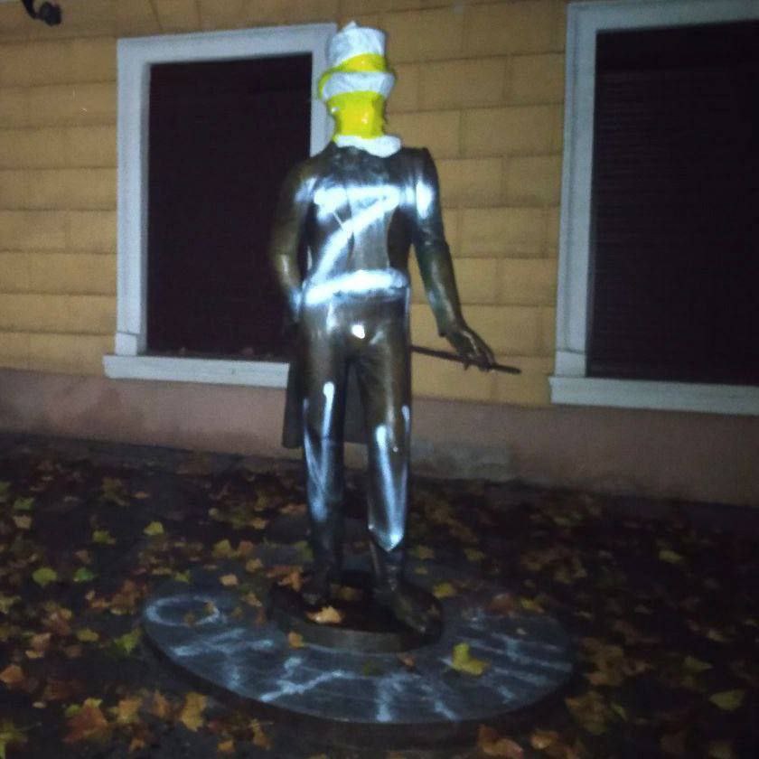 В Одессе снова разрисовали памятник Пушкину.