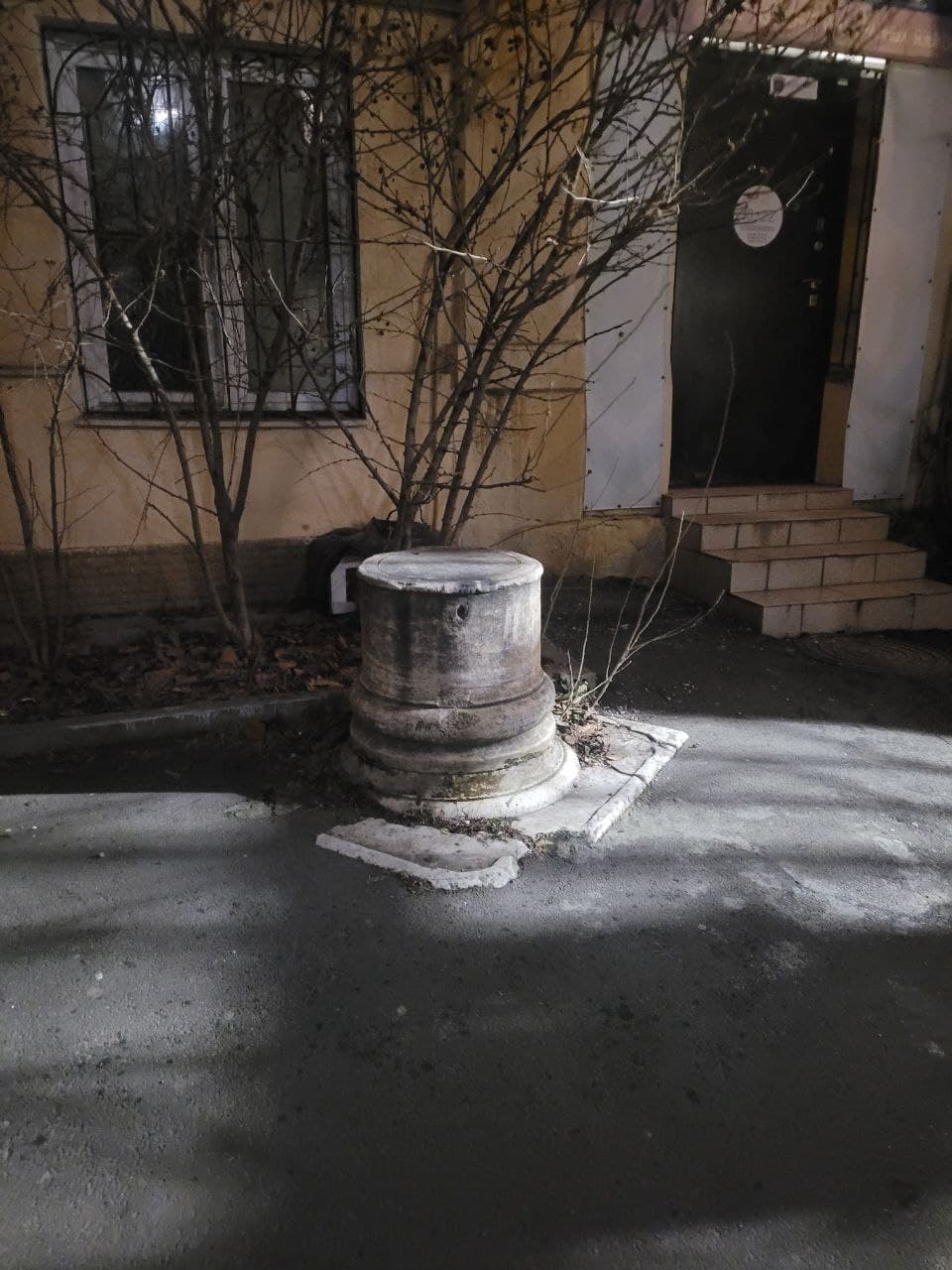 Мраморный оголовок на улице Пушкинской, 44.