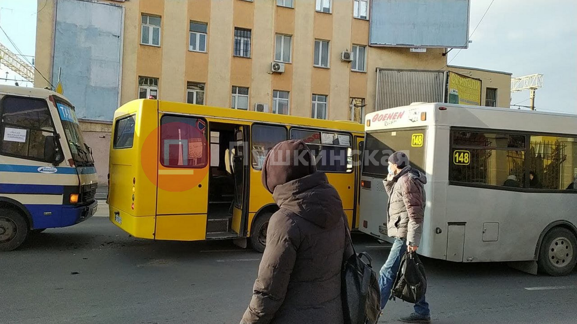 На Среднефонтанской столкнулись три маршрутки.