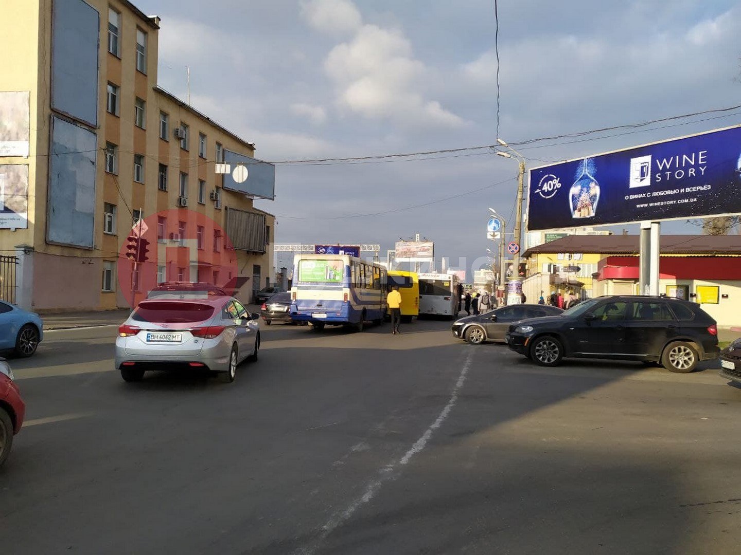 На Среднефонтанской столкнулись три маршрутки.